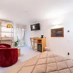 Πανσιόν Opera Boutique 3*